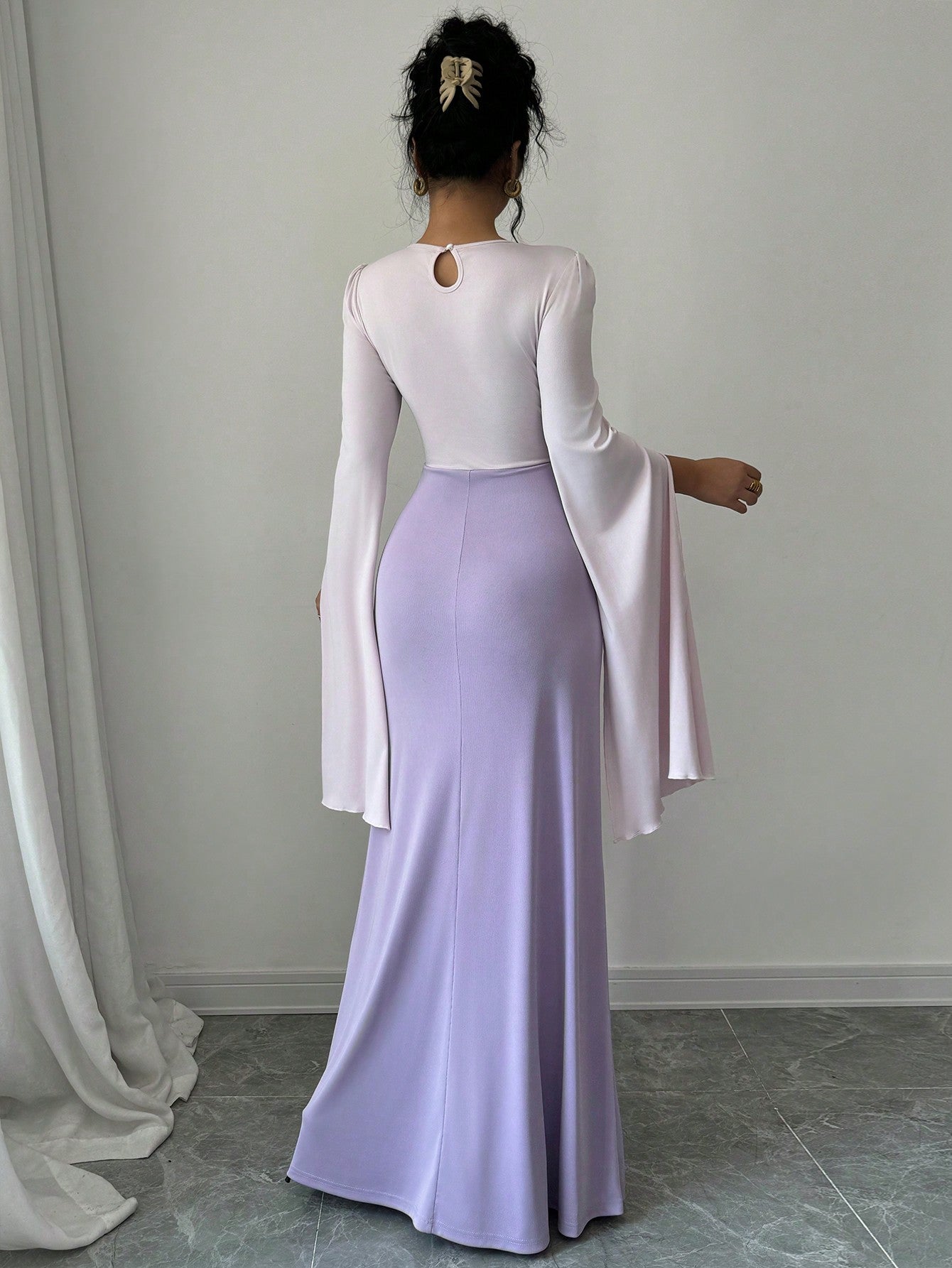 فستان نسائي طويل ذو أكمام منفصلة واسعة مخضر الذيل