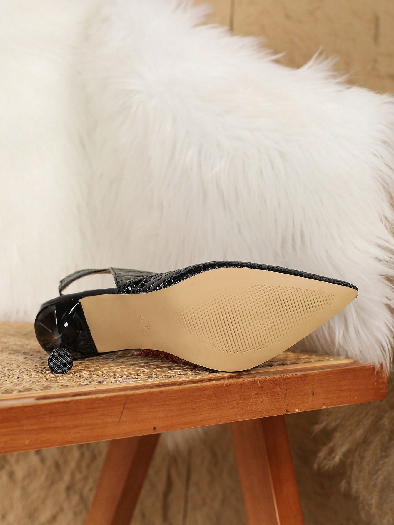 أحذية بوت كاحل وجوارب نسائية