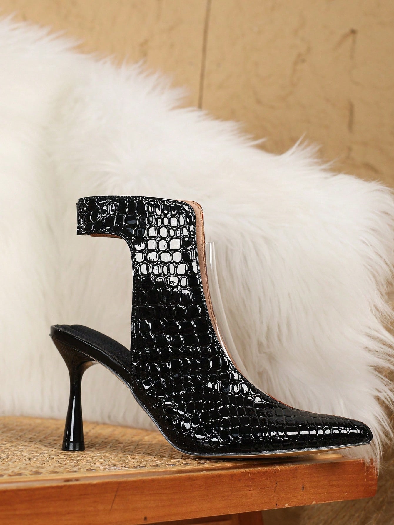 أحذية بوت كاحل وجوارب نسائية