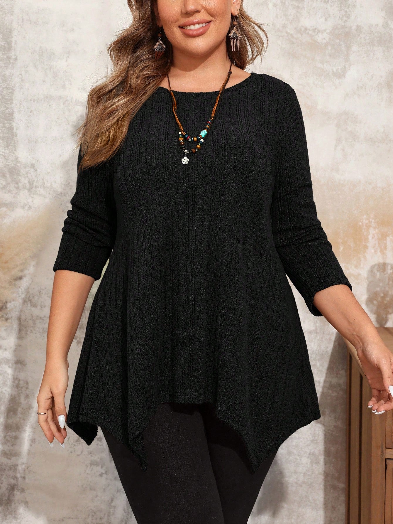 تيشيرت بياقة طاقم بأكمام طويلة وتصميم بسيط للنساء