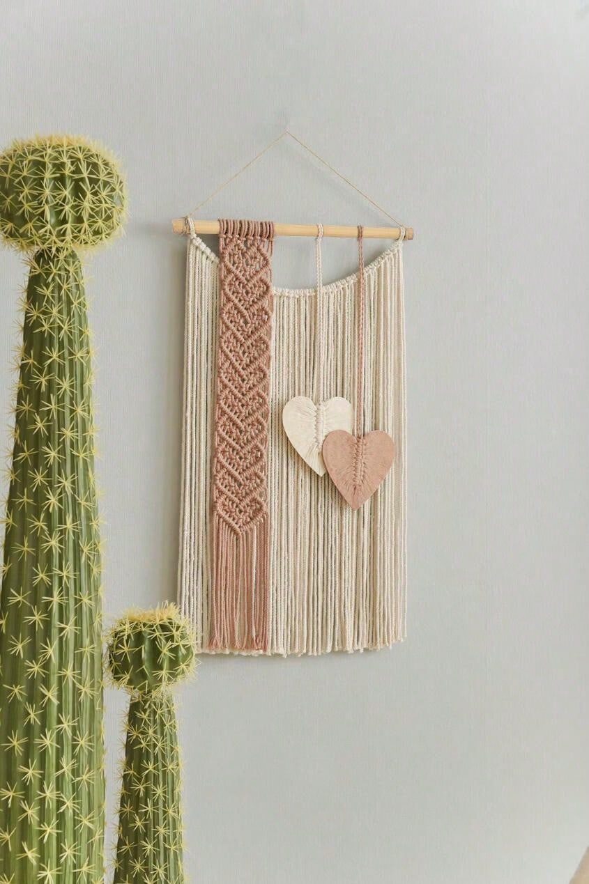 ديكور على شكل قلب لسجاد الحائط