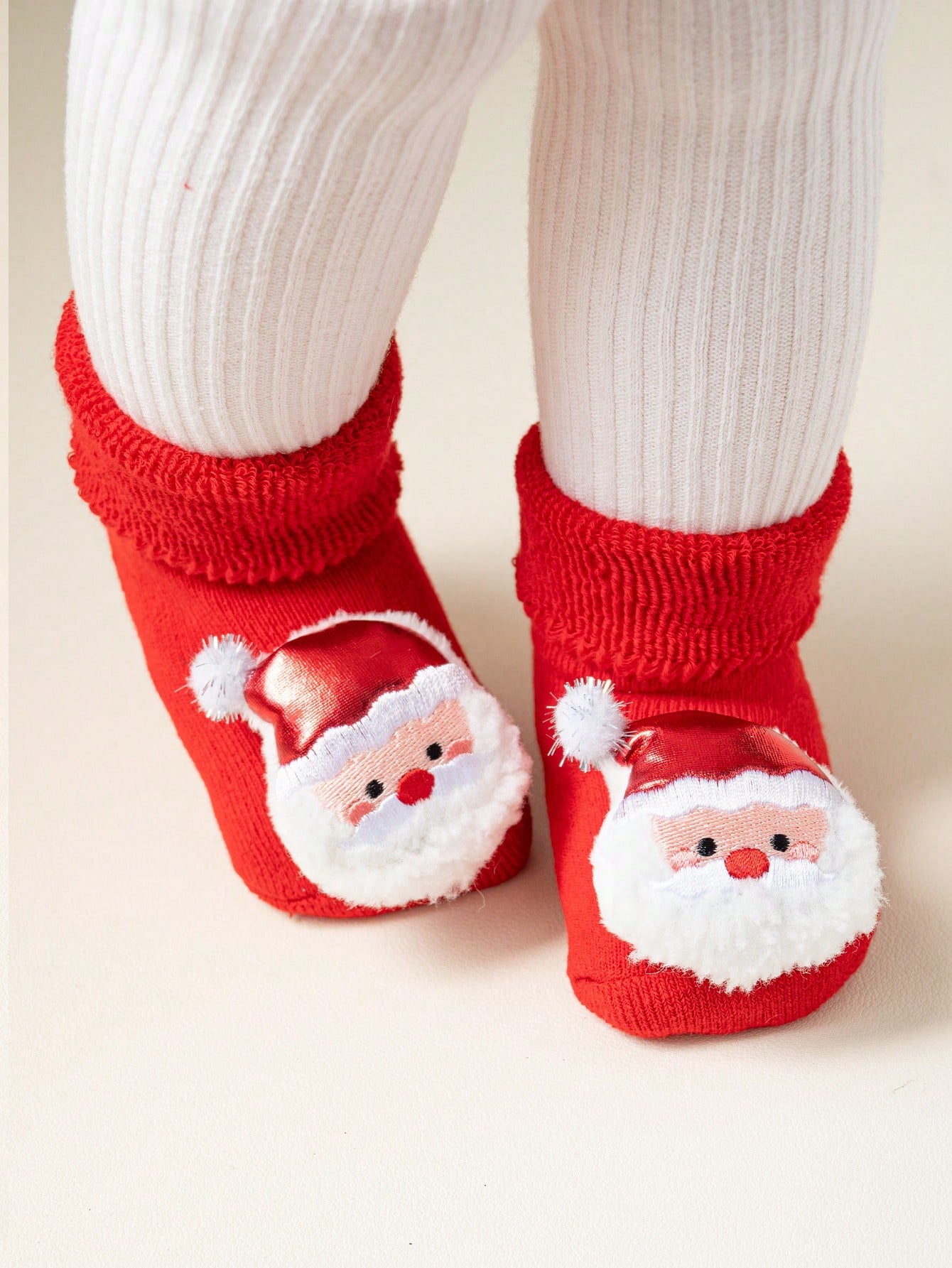 زوج من الجوارب القصيرة المضادة للانزلاق للأطفال