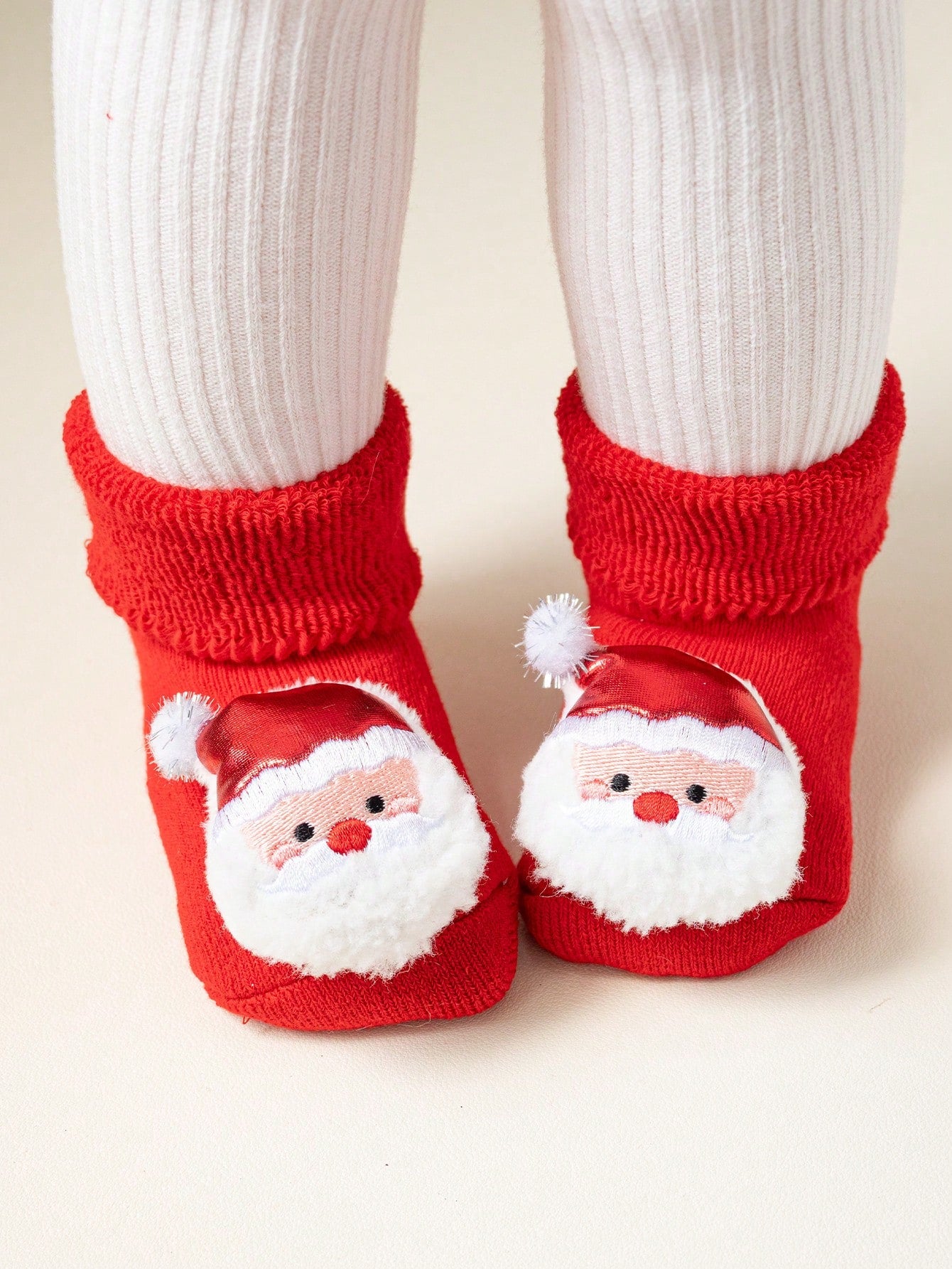 زوج من الجوارب القصيرة المضادة للانزلاق للأطفال