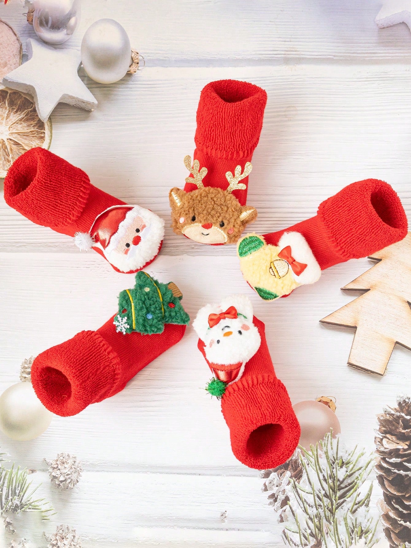 زوج من الجوارب القصيرة المضادة للانزلاق للأطفال