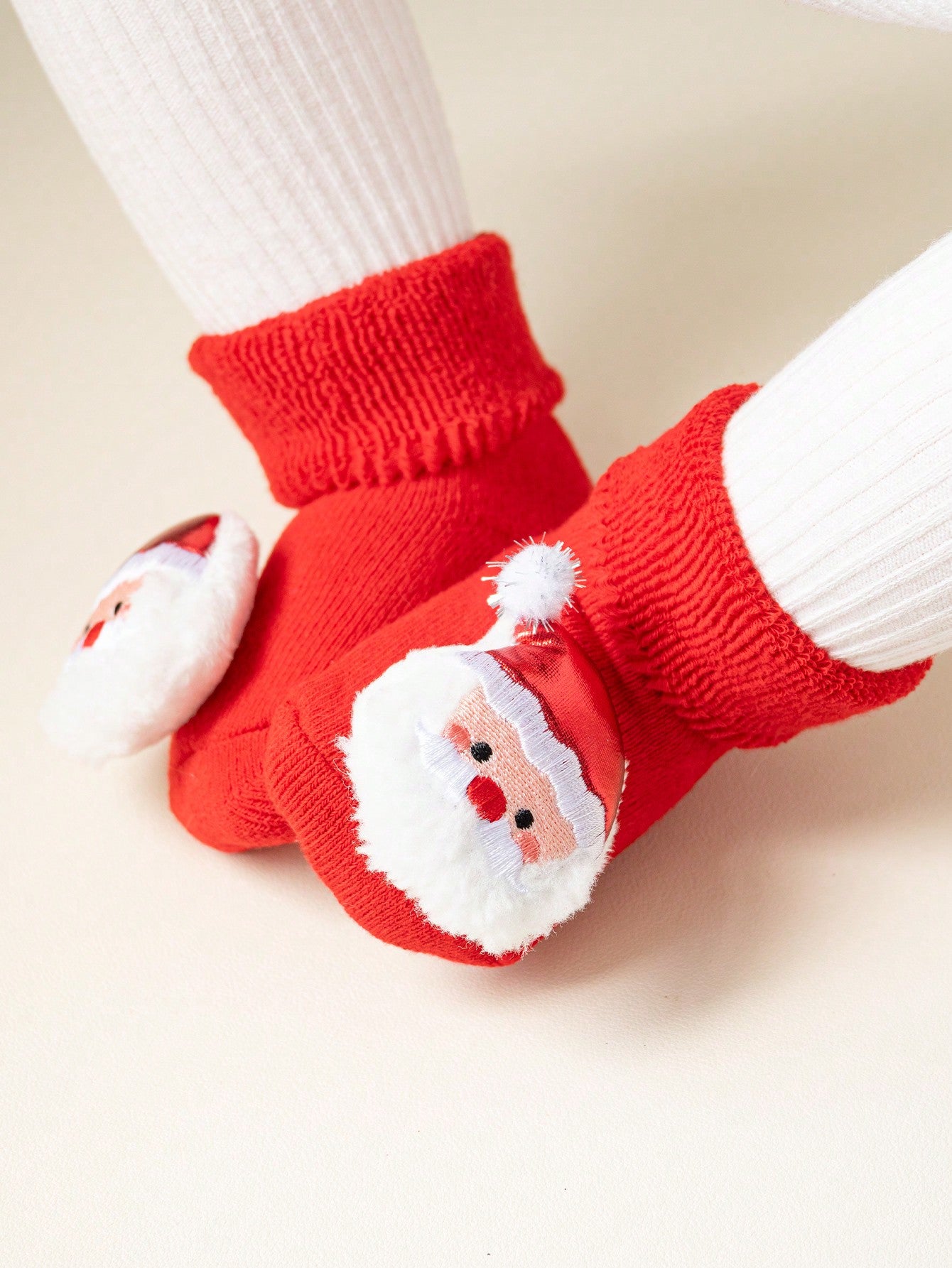 زوج من الجوارب القصيرة المضادة للانزلاق للأطفال