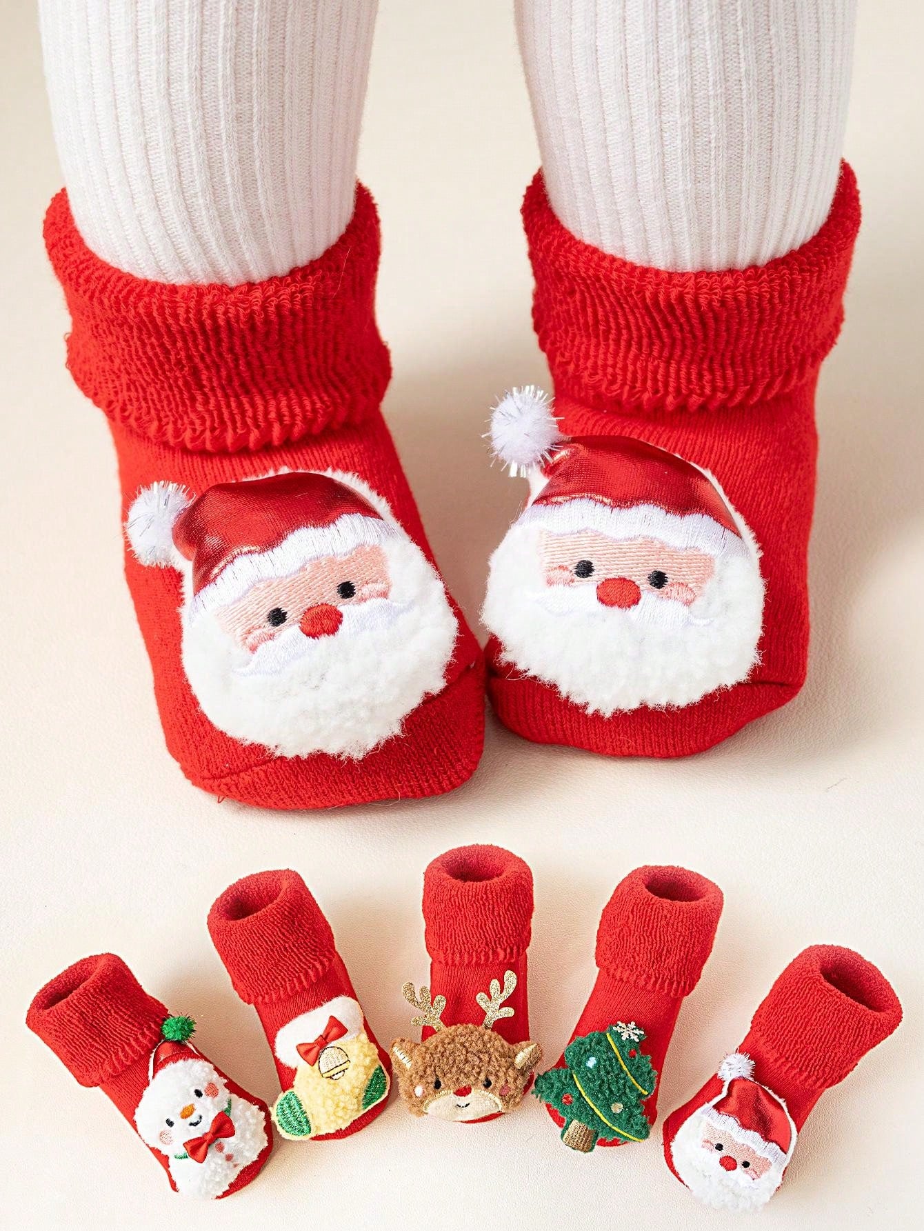 زوج من الجوارب القصيرة المضادة للانزلاق للأطفال