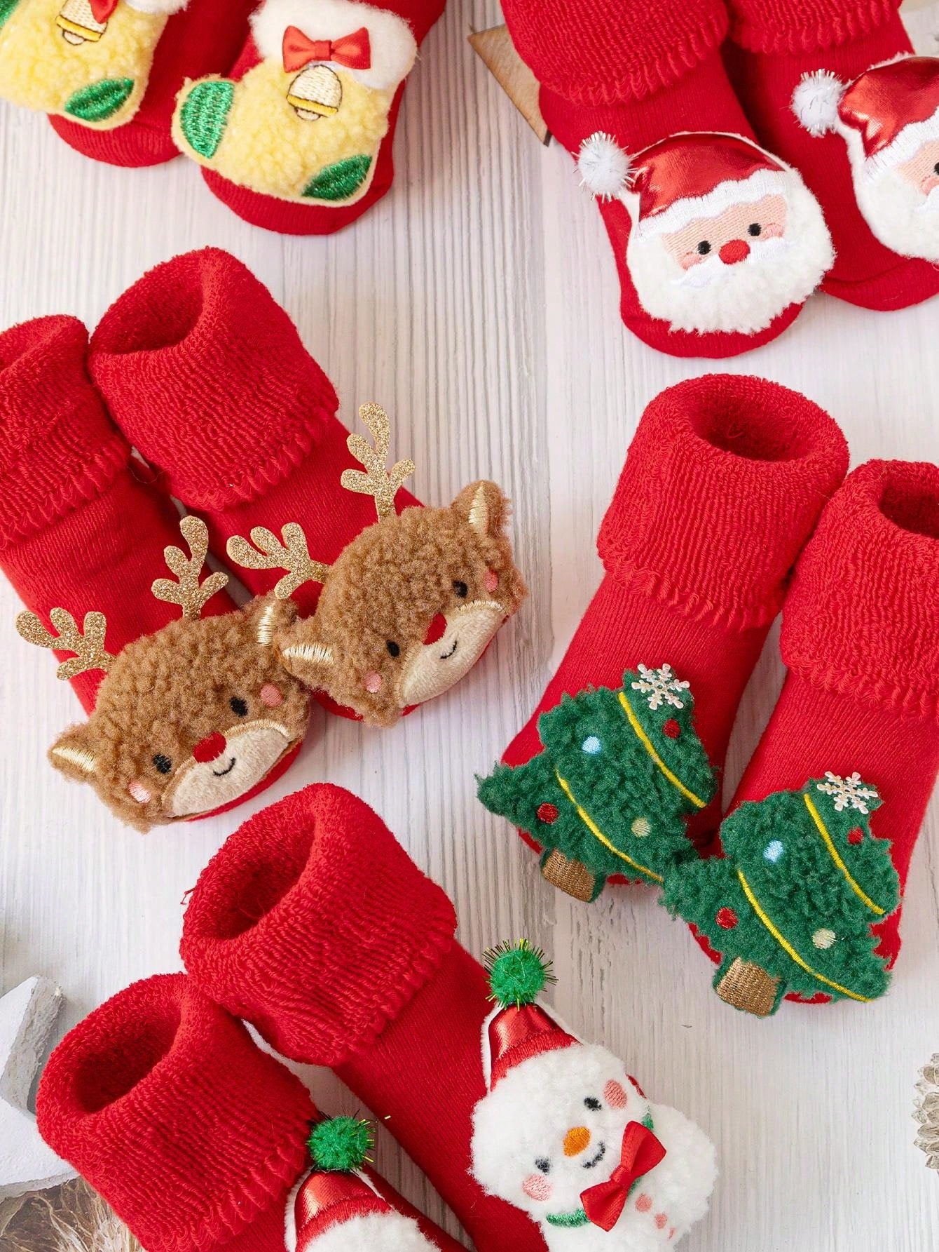 زوج من الجوارب القصيرة المضادة للانزلاق للأطفال