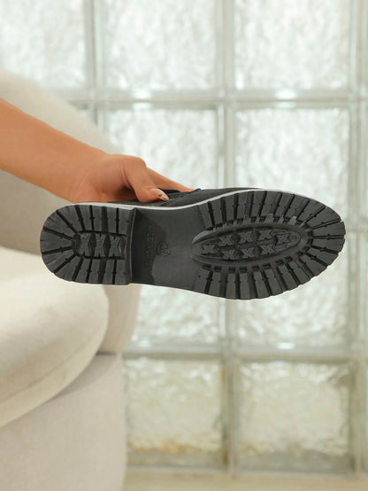 بوت طويلة حتى الركبة ذات كعب متوسط