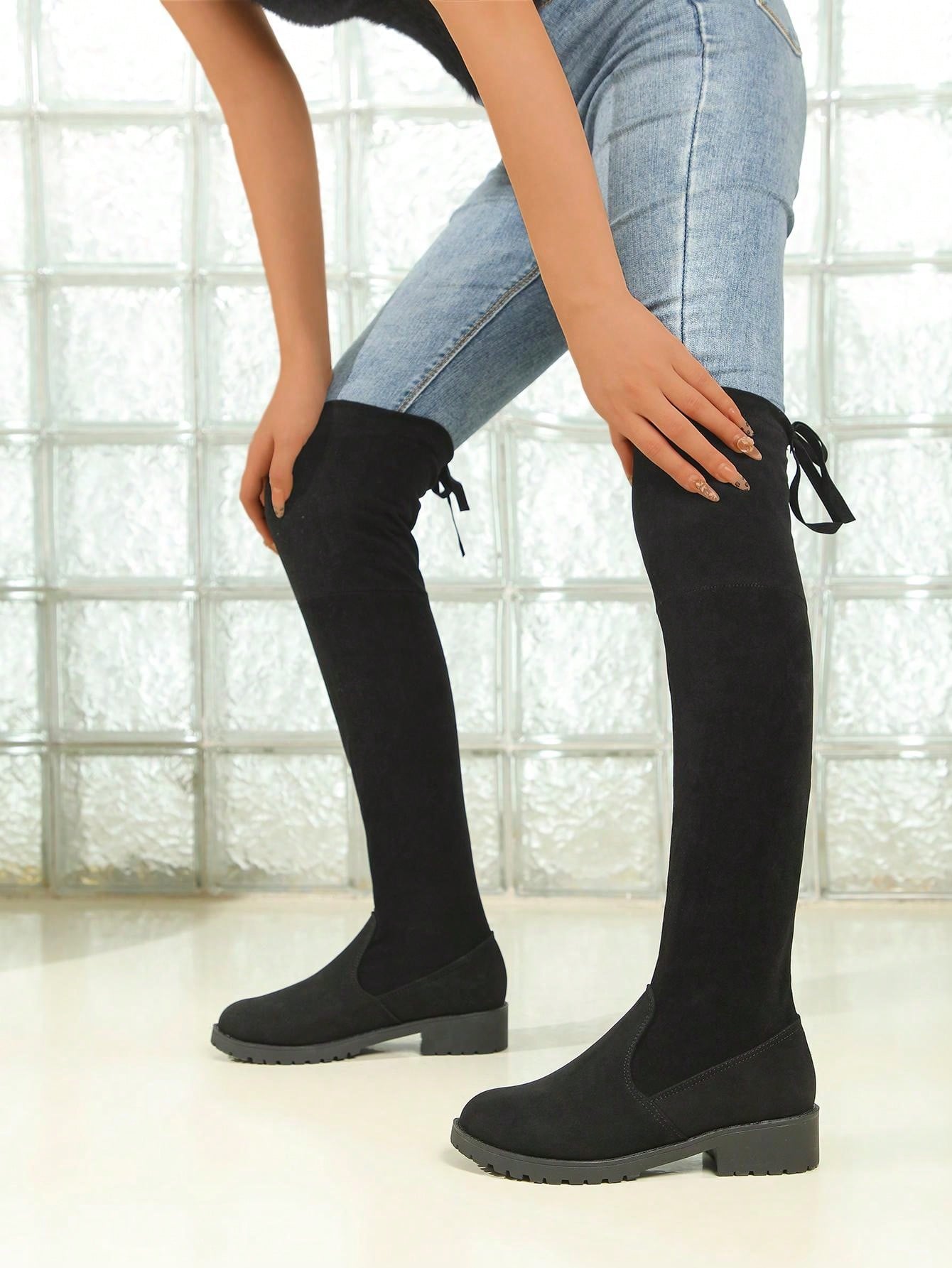بوت طويلة حتى الركبة ذات كعب متوسط