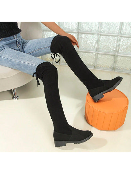 بوت طويلة حتى الركبة ذات كعب متوسط