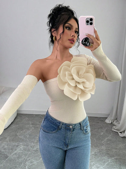 كنزة صوفية صوفية ضيقة للنساء مزينة بتفاصيل زهرية مع فتحة في الكتف ، مناسبة للخريف / الشتاء