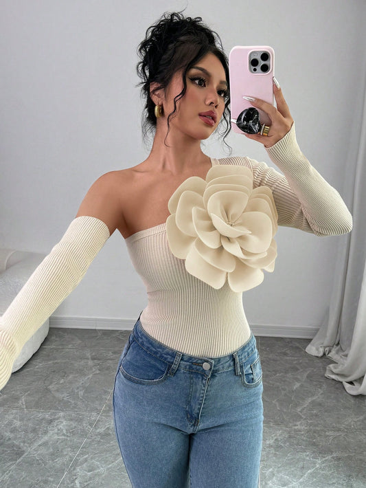 كنزة صوفية صوفية ضيقة للنساء مزينة بتفاصيل زهرية مع فتحة في الكتف ، مناسبة للخريف / الشتاء