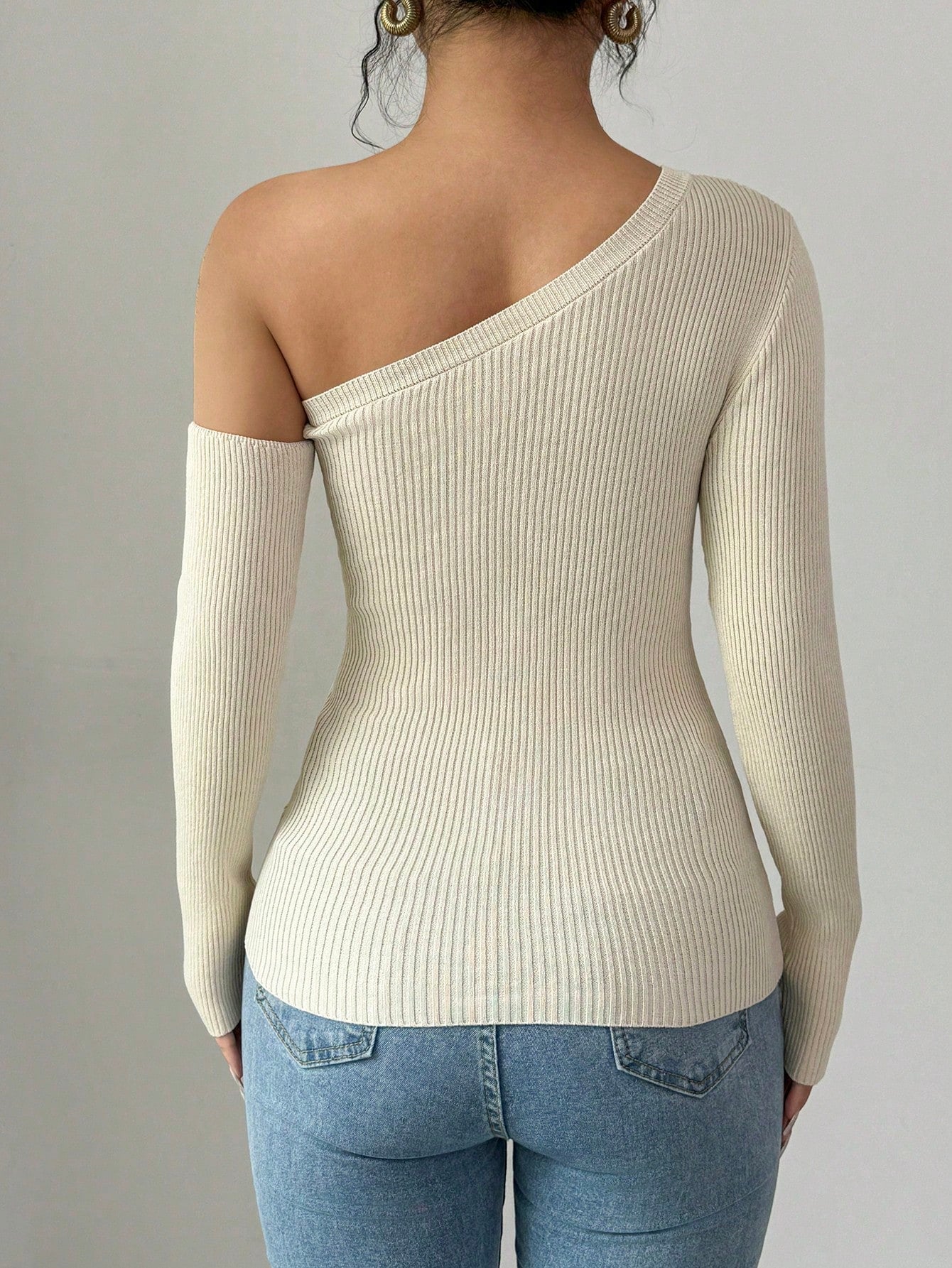 كنزة صوفية صوفية ضيقة للنساء مزينة بتفاصيل زهرية مع فتحة في الكتف ، مناسبة للخريف / الشتاء