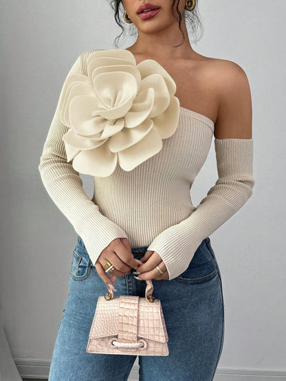 كنزة صوفية صوفية ضيقة للنساء مزينة بتفاصيل زهرية مع فتحة في الكتف ، مناسبة للخريف / الشتاء