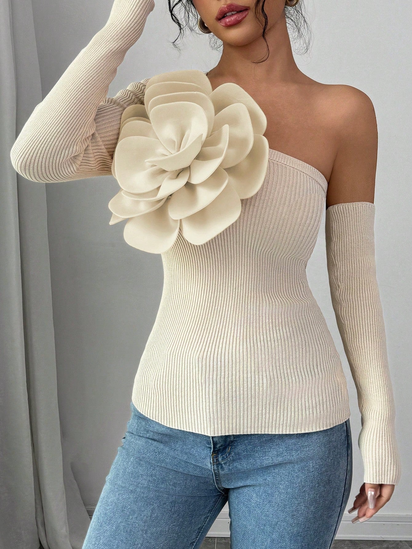 كنزة صوفية صوفية ضيقة للنساء مزينة بتفاصيل زهرية مع فتحة في الكتف ، مناسبة للخريف / الشتاء