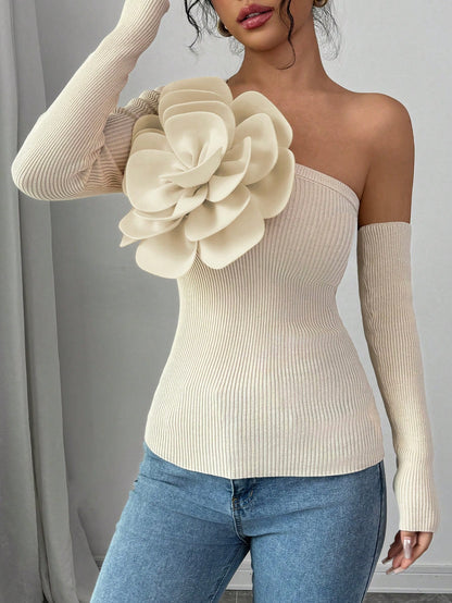 كنزة صوفية صوفية ضيقة للنساء مزينة بتفاصيل زهرية مع فتحة في الكتف ، مناسبة للخريف / الشتاء