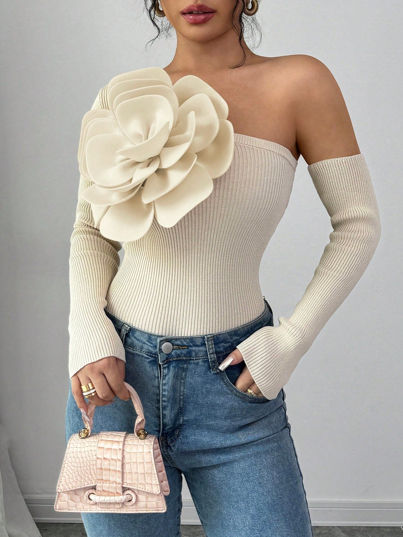 كنزة صوفية صوفية ضيقة للنساء مزينة بتفاصيل زهرية مع فتحة في الكتف ، مناسبة للخريف / الشتاء