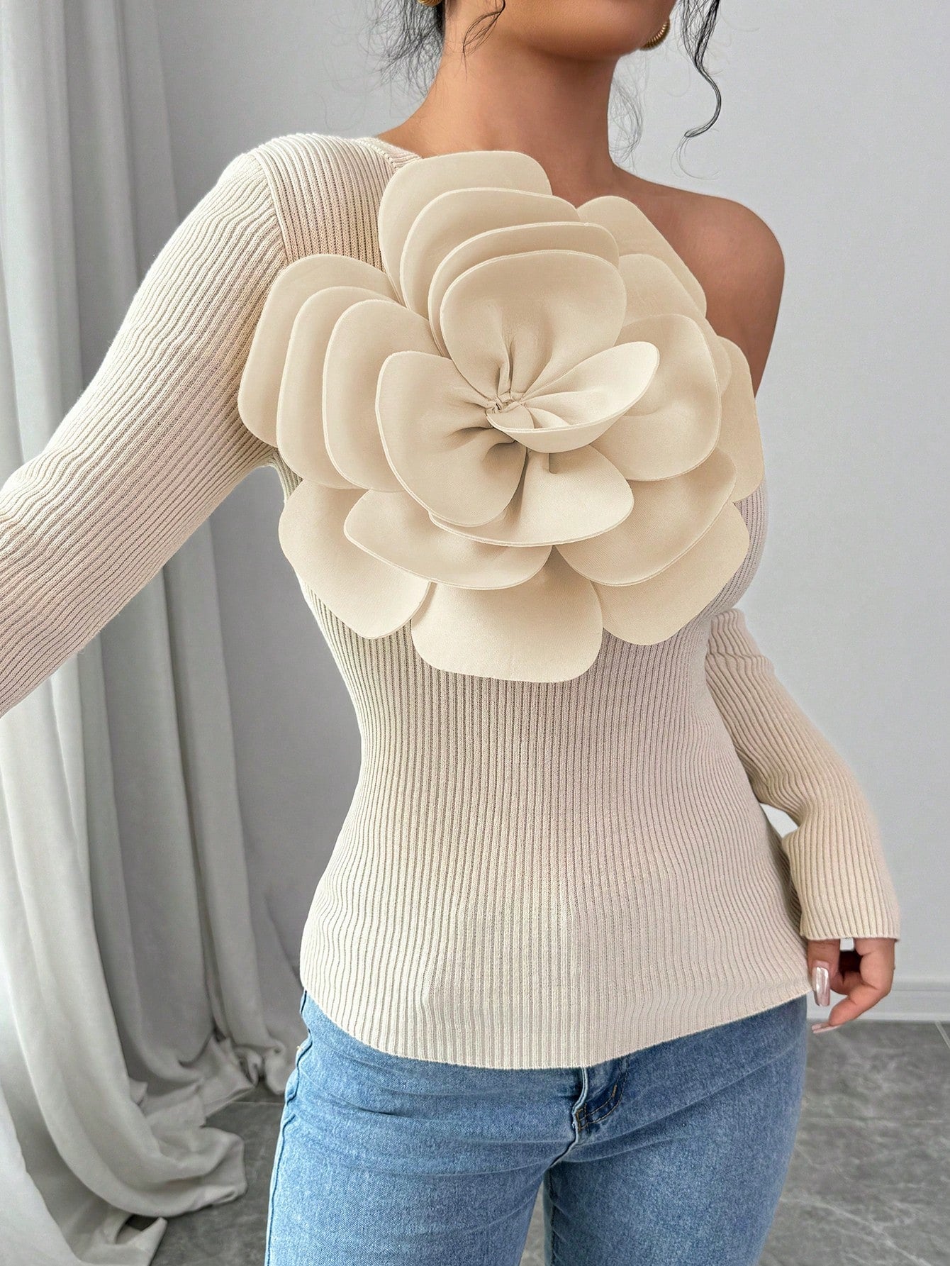 كنزة صوفية صوفية ضيقة للنساء مزينة بتفاصيل زهرية مع فتحة في الكتف ، مناسبة للخريف / الشتاء