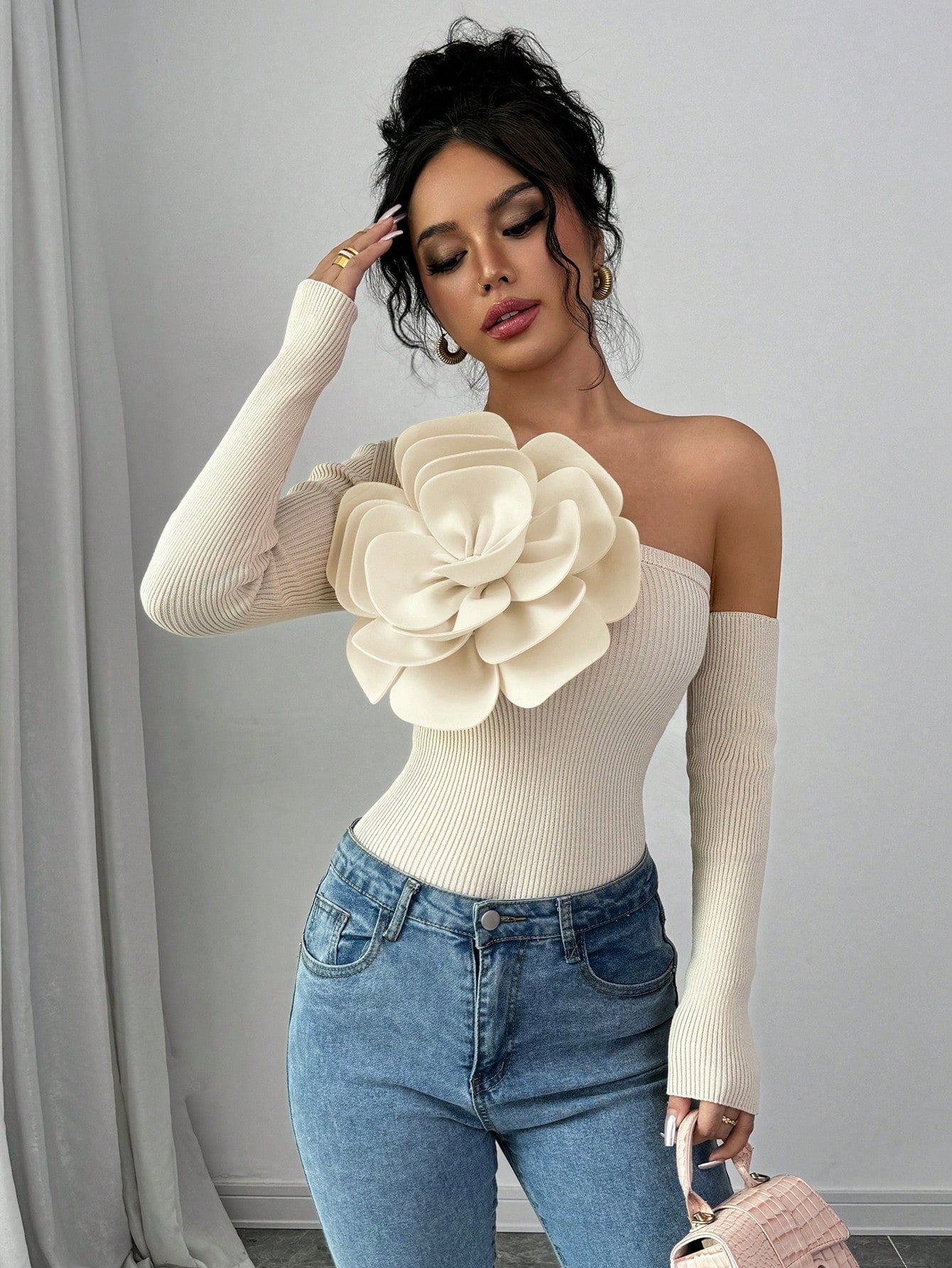 كنزة صوفية صوفية ضيقة للنساء مزينة بتفاصيل زهرية مع فتحة في الكتف ، مناسبة للخريف / الشتاء