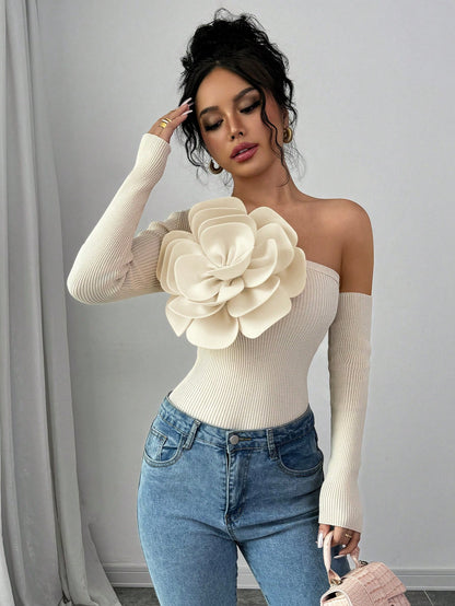 كنزة صوفية صوفية ضيقة للنساء مزينة بتفاصيل زهرية مع فتحة في الكتف ، مناسبة للخريف / الشتاء