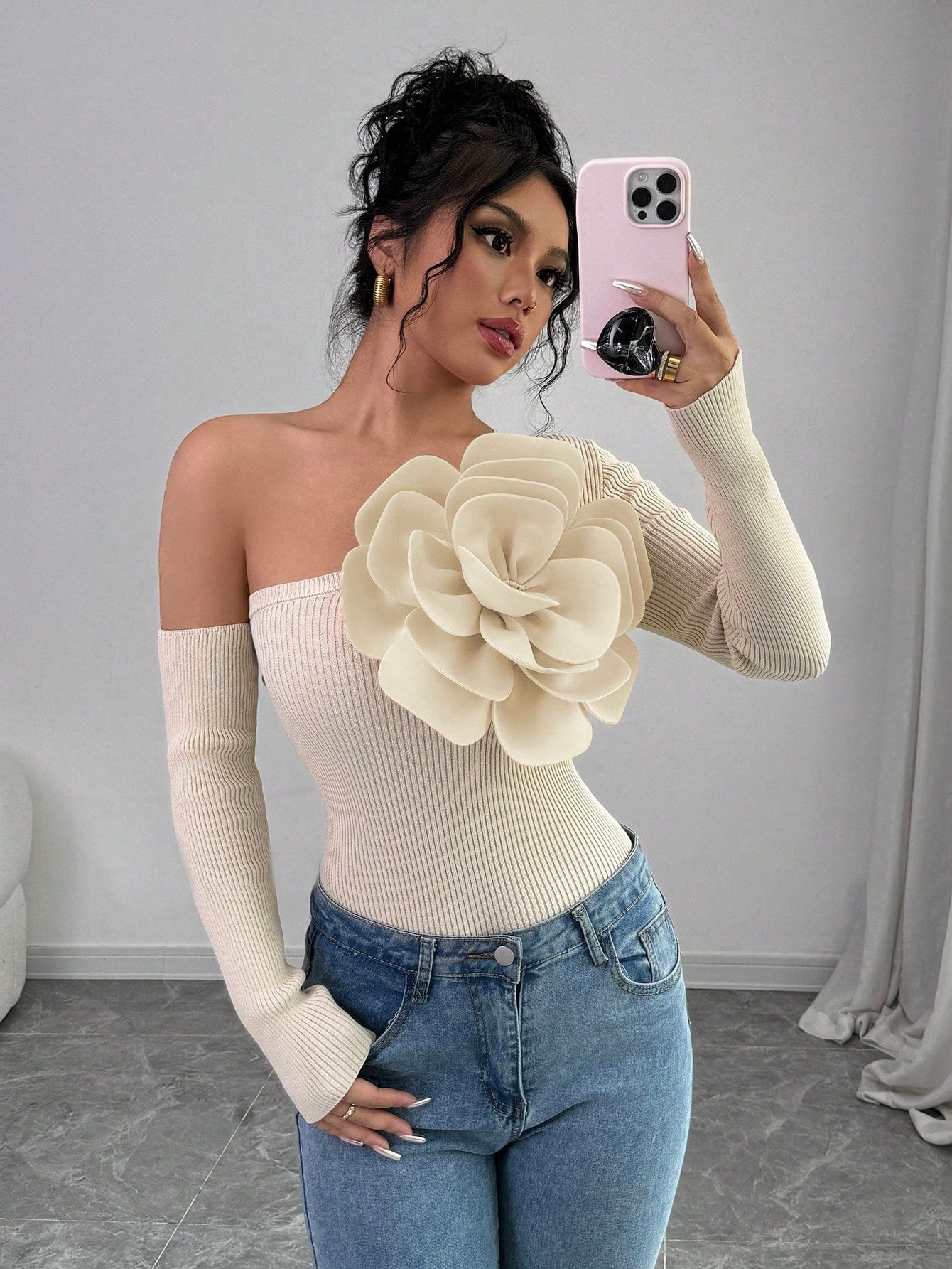 كنزة صوفية صوفية ضيقة للنساء مزينة بتفاصيل زهرية مع فتحة في الكتف ، مناسبة للخريف / الشتاء