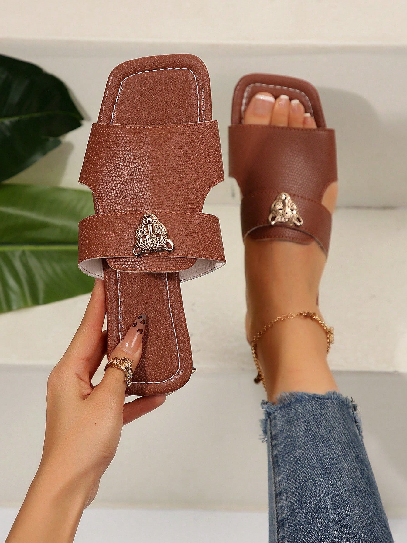 صنادل نسائية بتصميم كف واحد مع زخرفة رأس نمر معدنية، تصميم كف واحد، أصابع قدم دائرية، طراز أنيق، شرائح صيفية مسطحة لون أخضر زيتوني