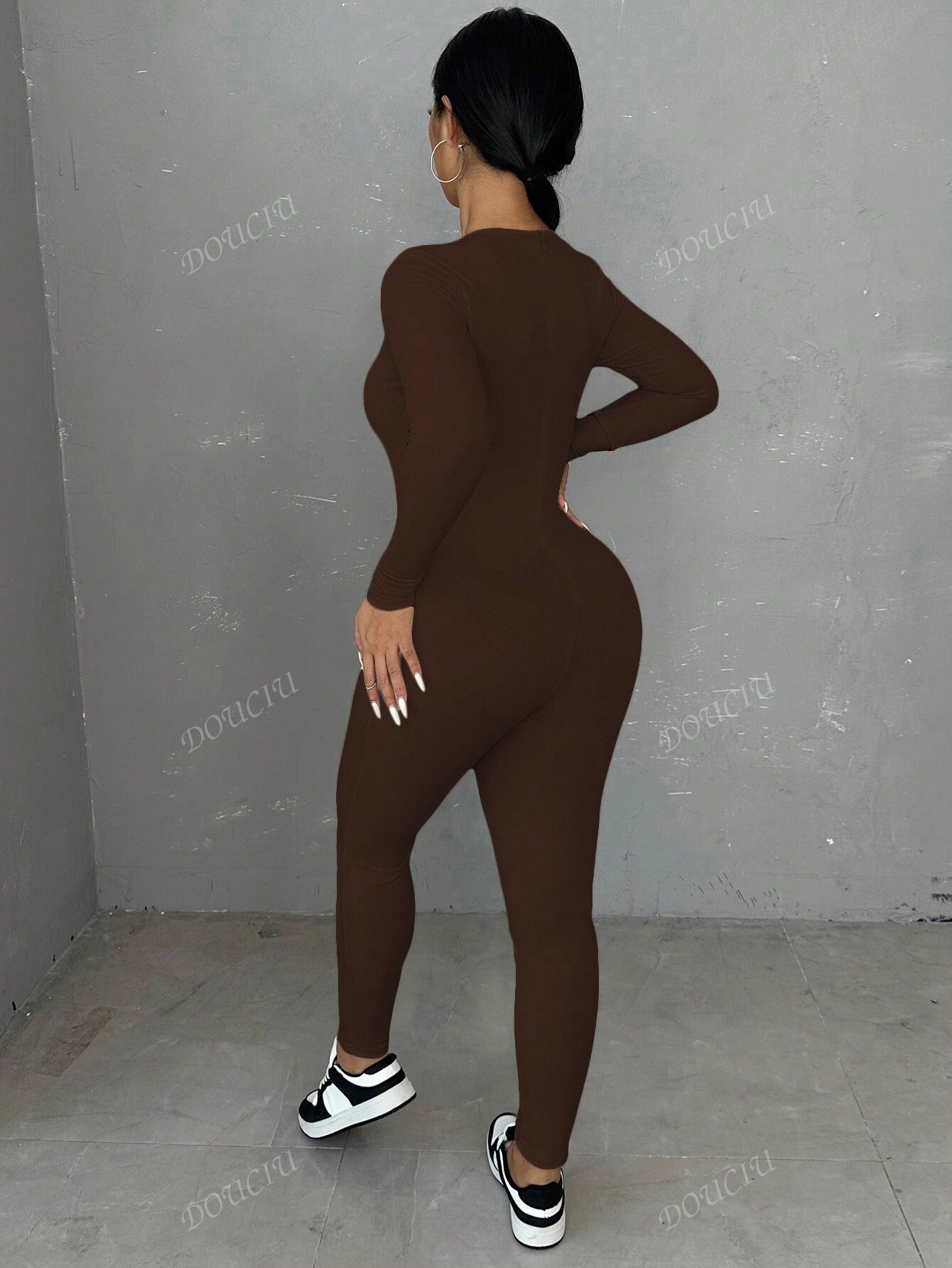 جمبسوت نسائية بأكمام طويلة وياقة مستديرة ذات لون أحادي، قطيفة ضيقة، مناسبة للربيع والخريف