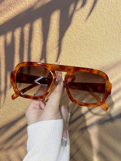 زوج من النظارات الشمسية ذات الطراز البوهيمي والإطار العريض المسطح