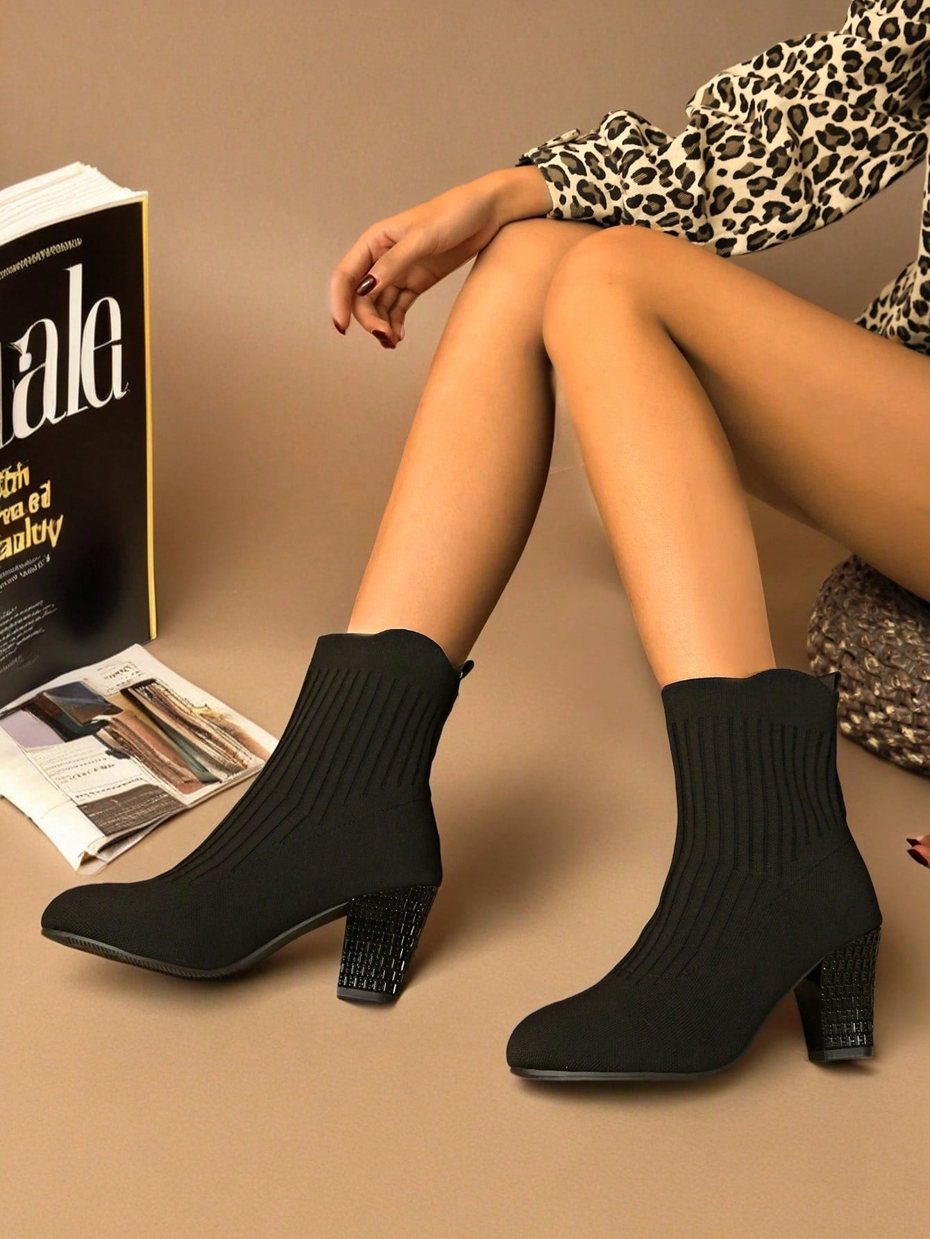 الأحذية الراقية ذات الكعب العالي المربع والطرف المدبب، من الشبك الأسود المنفذ للهواء، طراز خريفي وشتوي أنيق