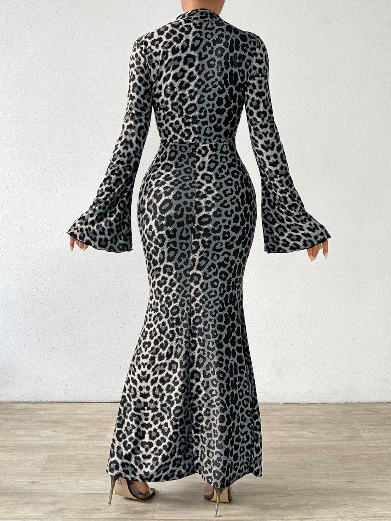 فستان ماكسي أنيق بقصة ذيل الحوت للشتاء والخريف، بأكمام طويلة ضيقة وعالية الرقبة من نمط بقع النمر
