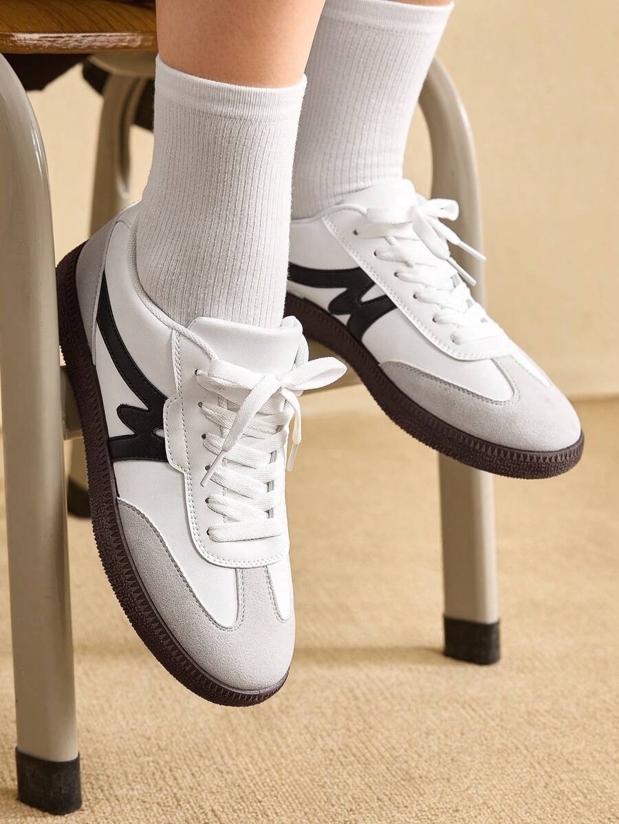 حذاء رياضي نسائي