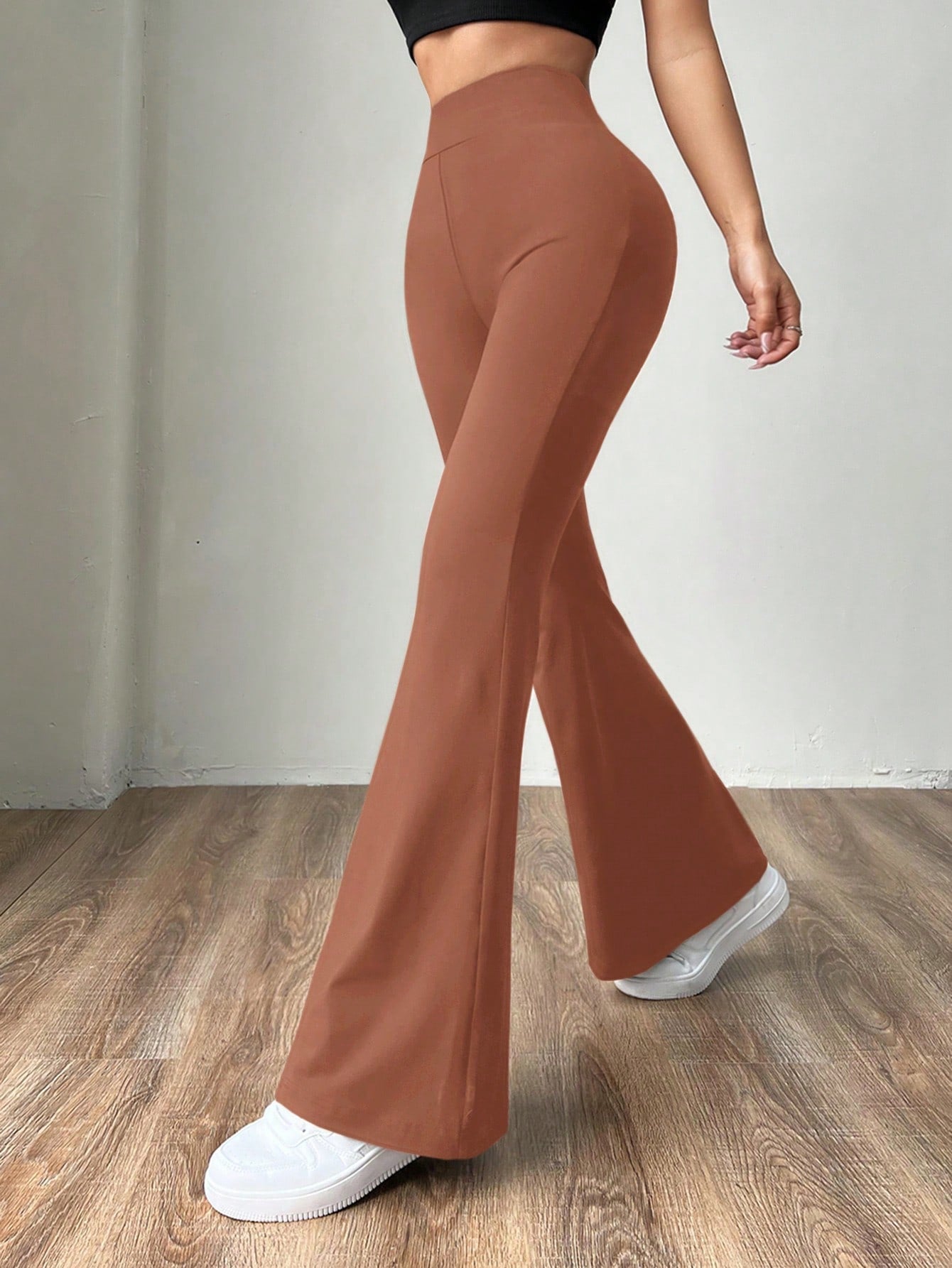 سراويل ضيقة مخملية بني موكا مفرغة للنساء