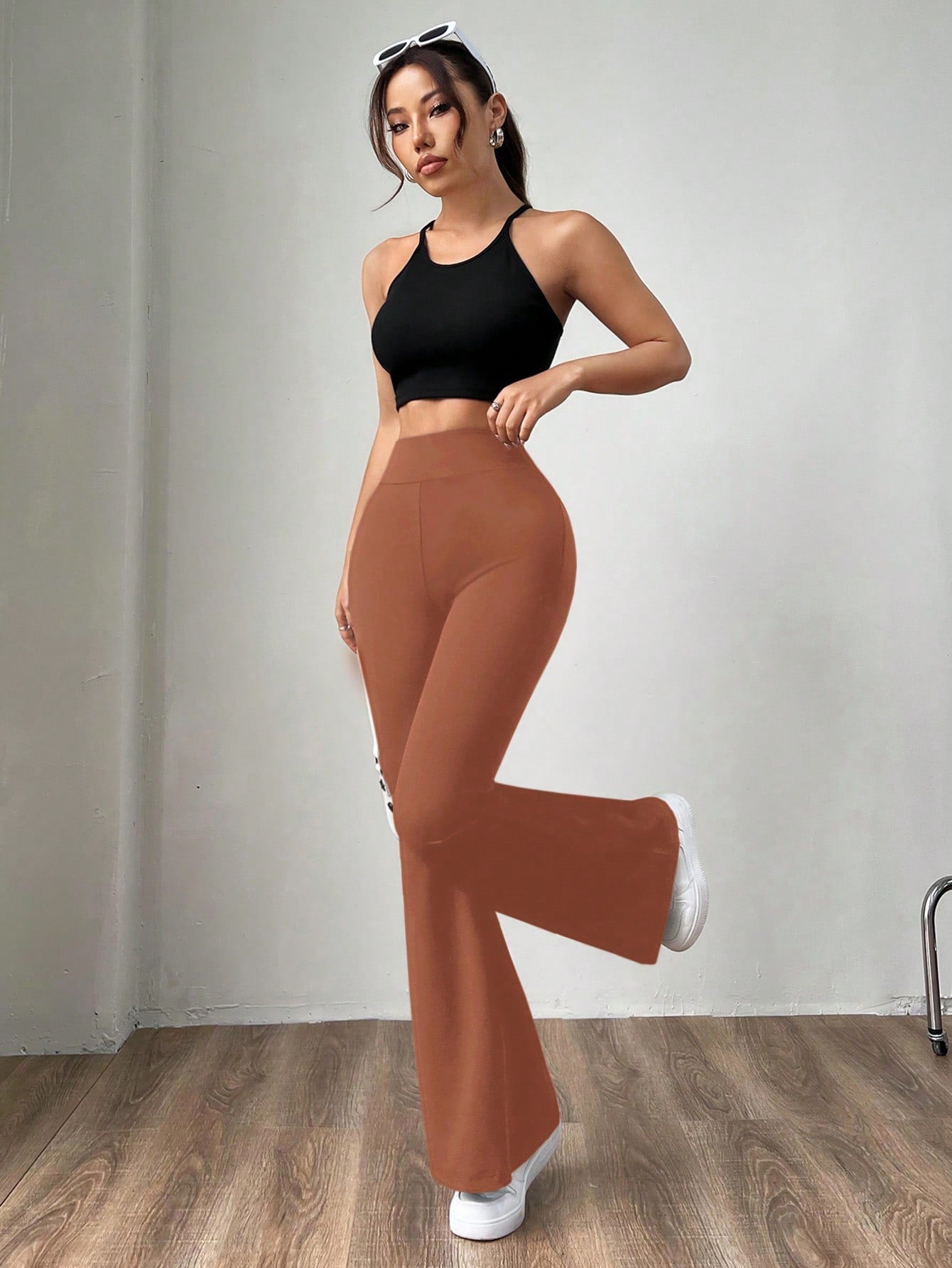 سراويل ضيقة مخملية بني موكا مفرغة للنساء