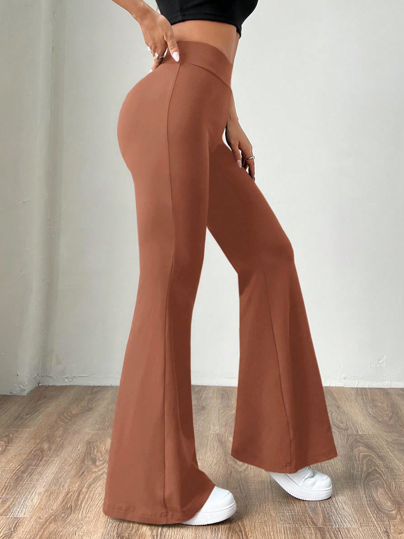 سراويل ضيقة مخملية بني موكا مفرغة للنساء