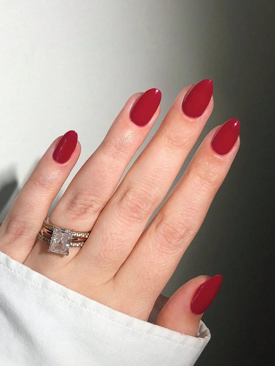 أظافر الأحمر البيضاوي القصيرة