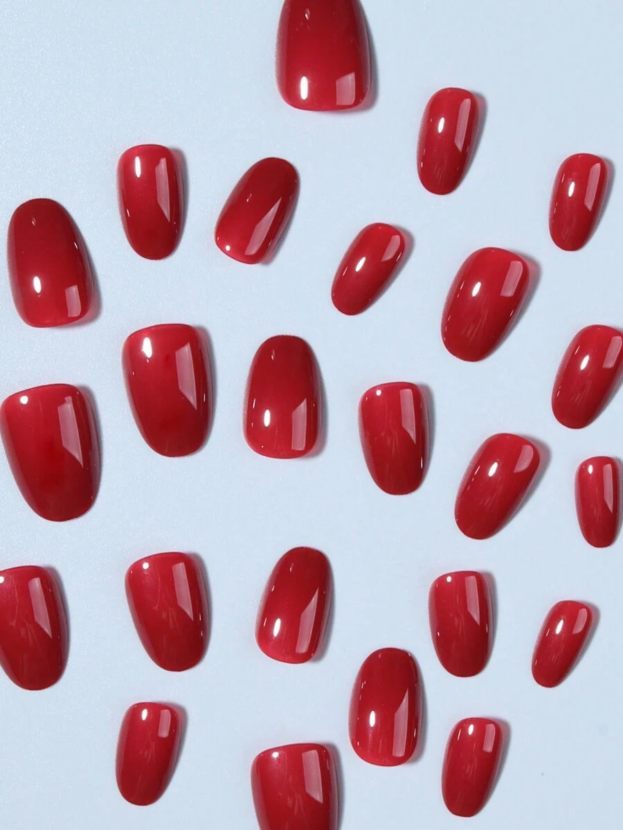 أظافر الأحمر البيضاوي القصيرة