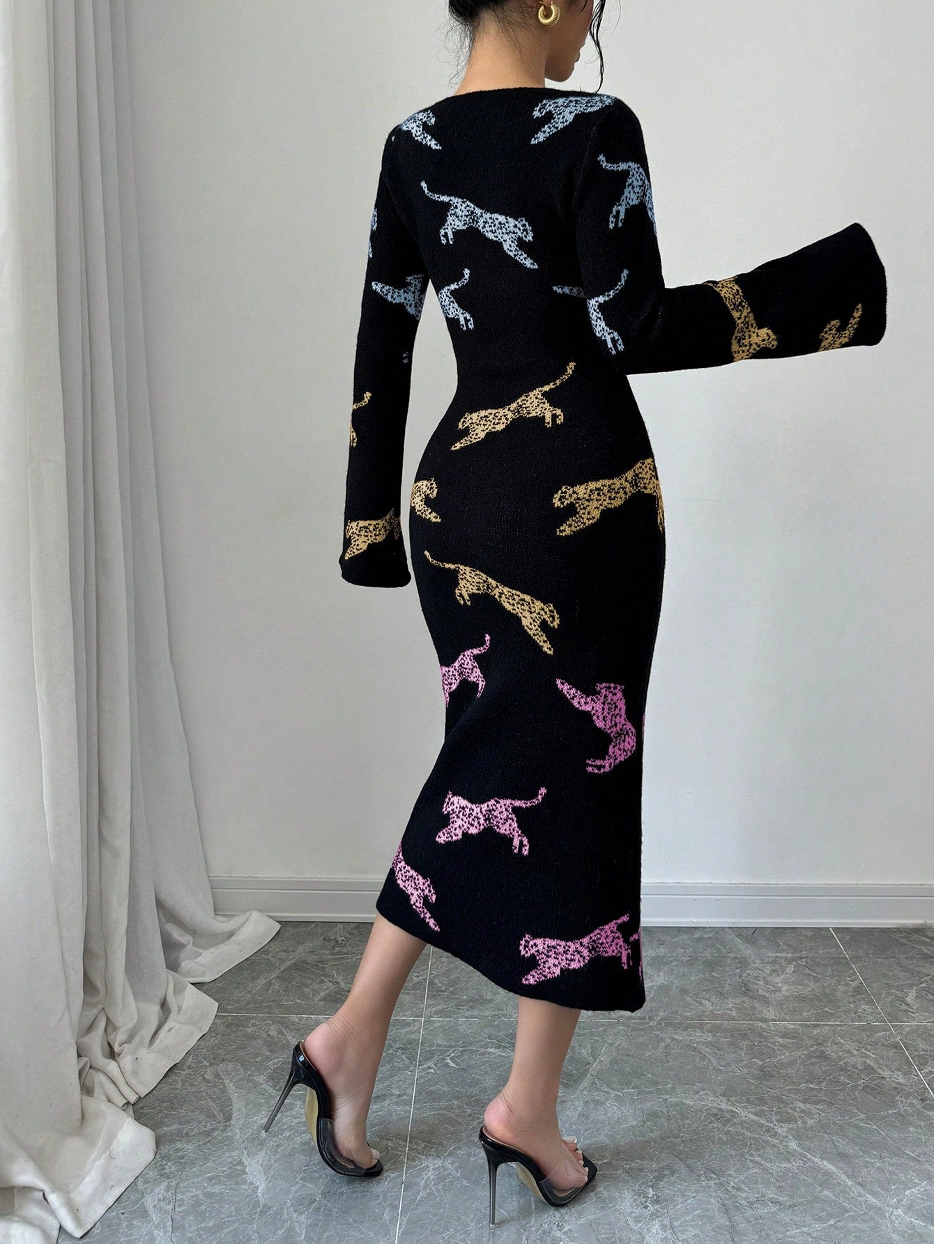 فستان سيدات قصير بياقة دائرية، أكمام طويلة، قصة مريحة، بنقشة النمر