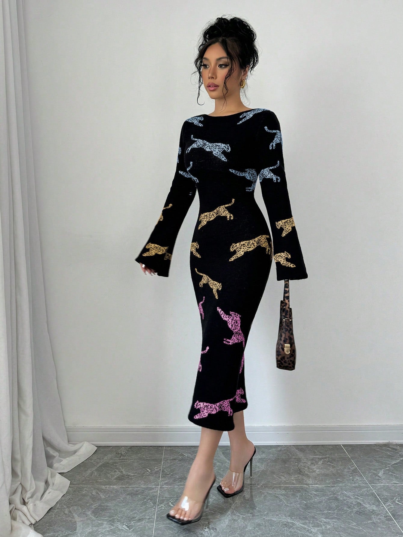 فستان سيدات قصير بياقة دائرية، أكمام طويلة، قصة مريحة، بنقشة النمر