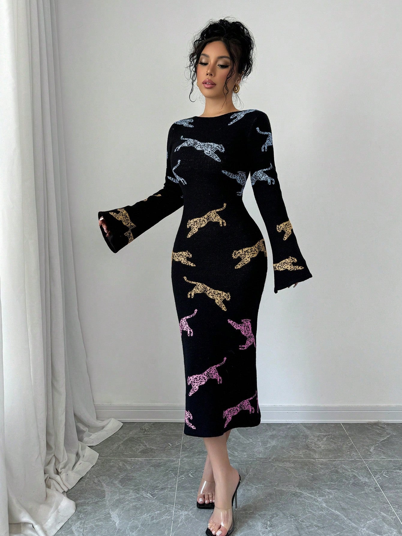 فستان سيدات قصير بياقة دائرية، أكمام طويلة، قصة مريحة، بنقشة النمر