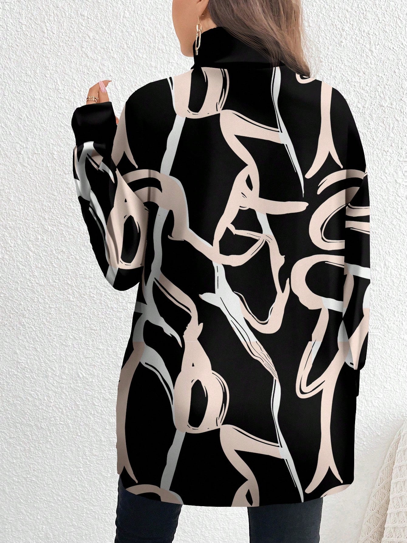 تيشيرت طويل بياقة محاكة مطبوع بنقوش ألوان مميزة