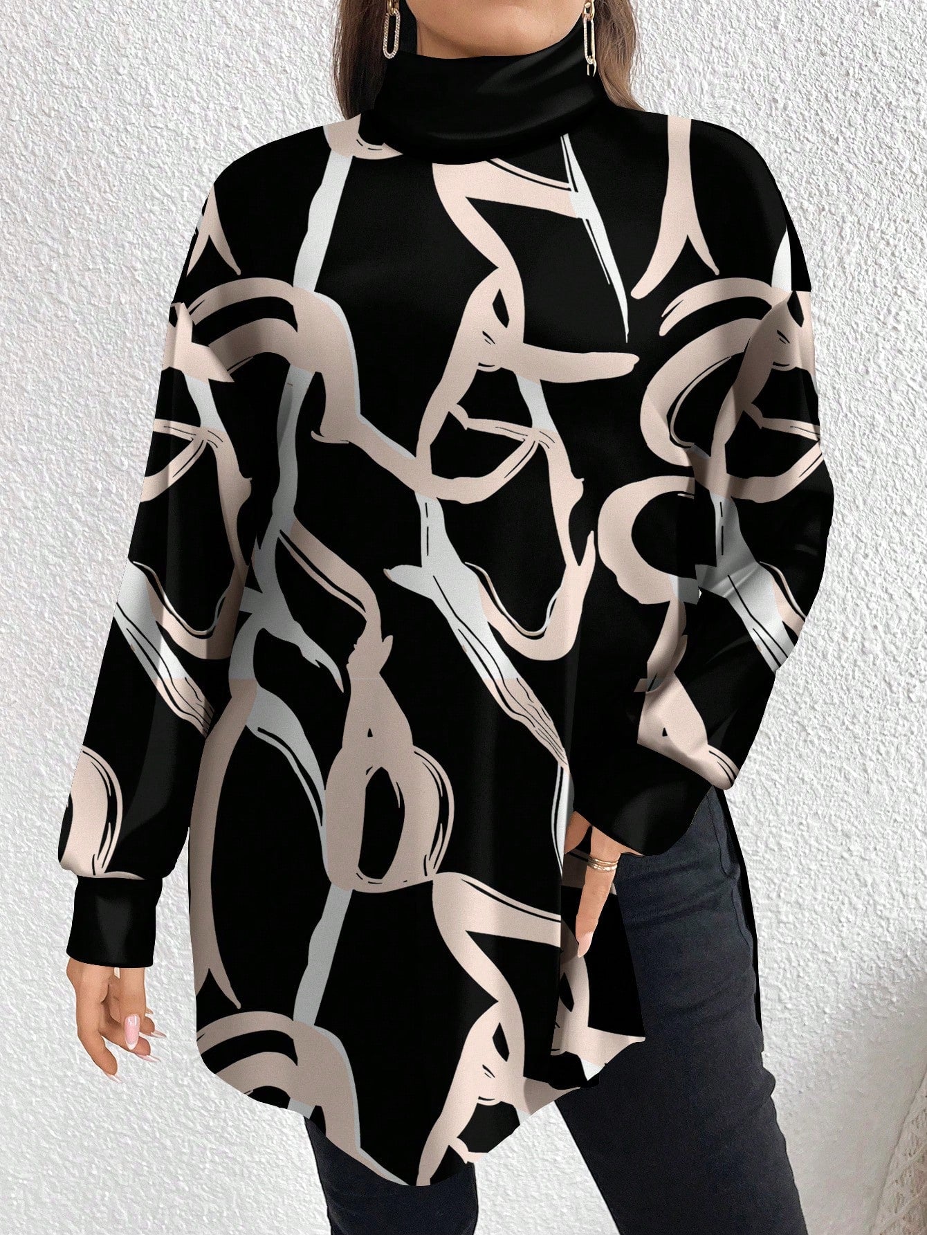 تيشيرت طويل بياقة محاكة مطبوع بنقوش ألوان مميزة