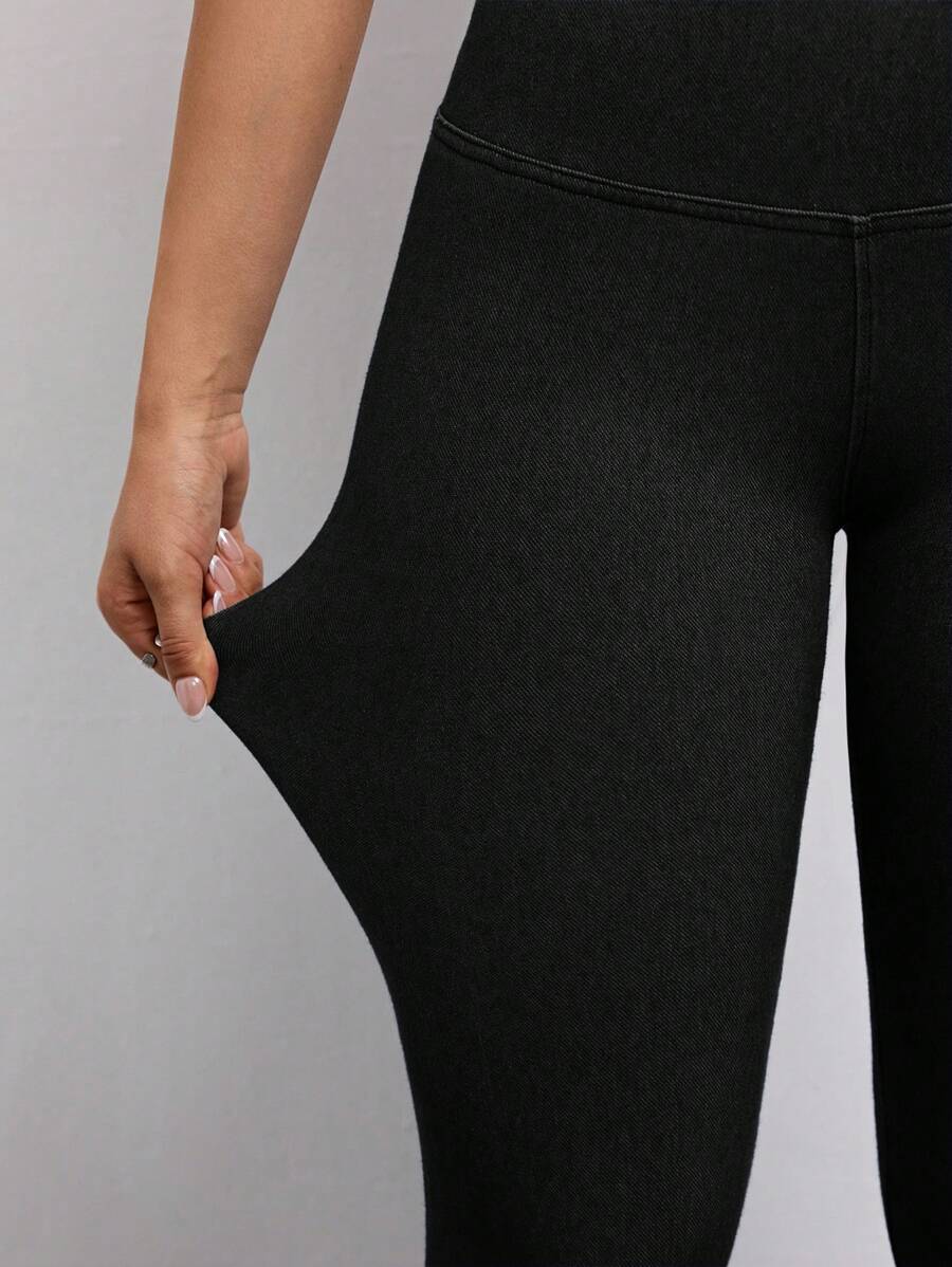 سراويل جينز نسائية ضيقة بنمط موحد اللون وقطعة مرنة للكاجوال