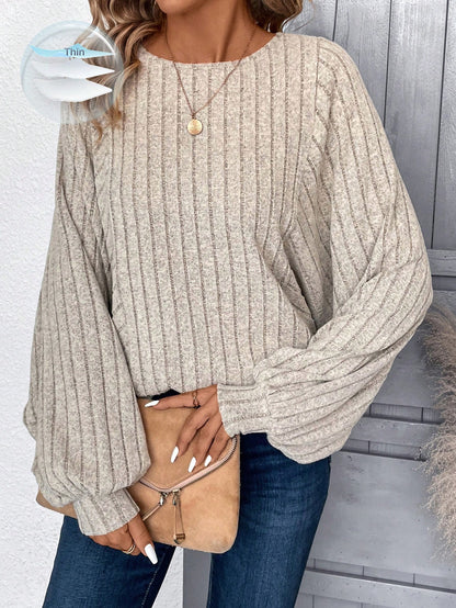 بلوزة نسائية برقبة مضلعة من القطيفة باللون المشمشي، بأكمام طويلة