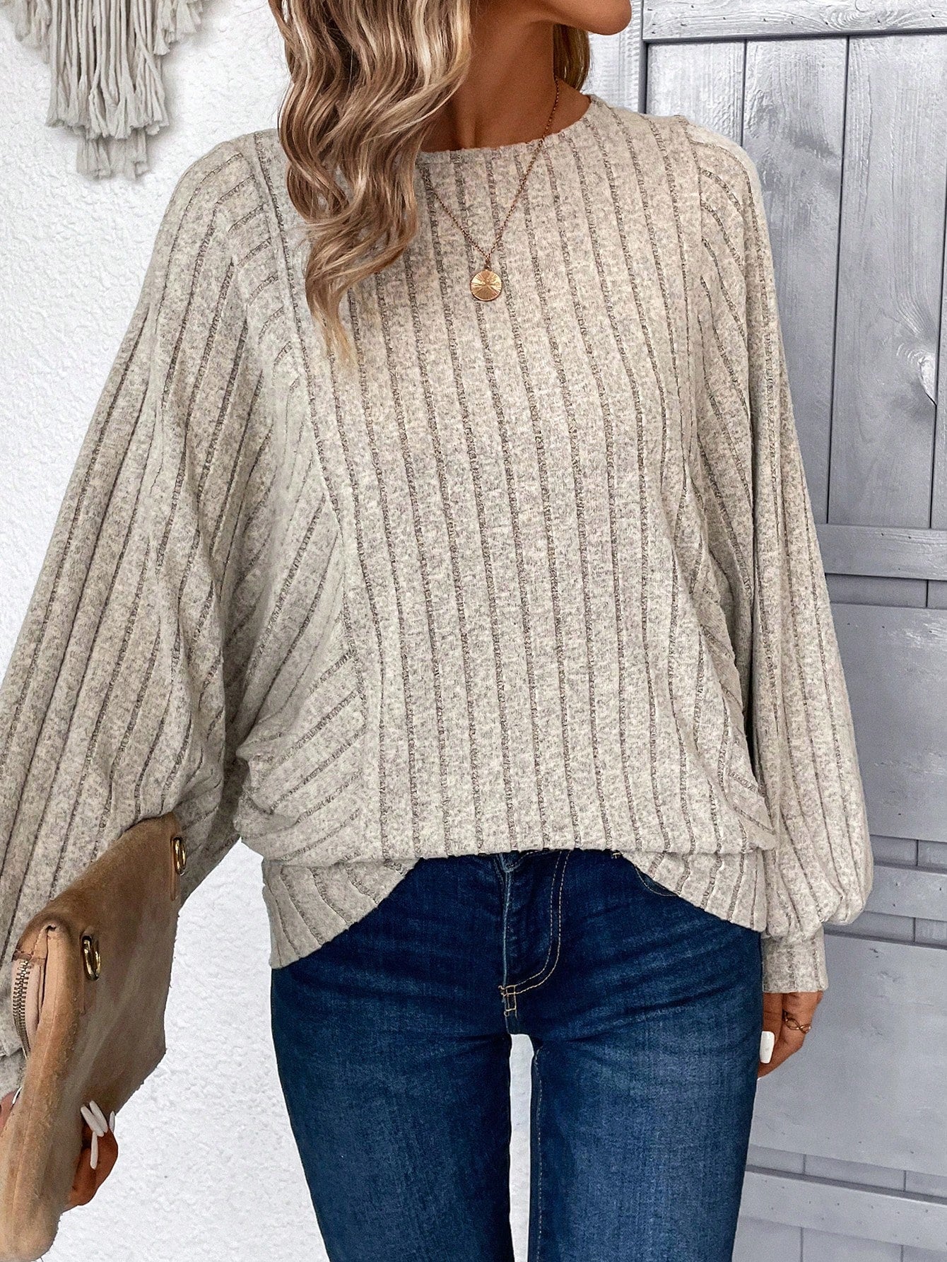 بلوزة نسائية برقبة مضلعة من القطيفة باللون المشمشي، بأكمام طويلة