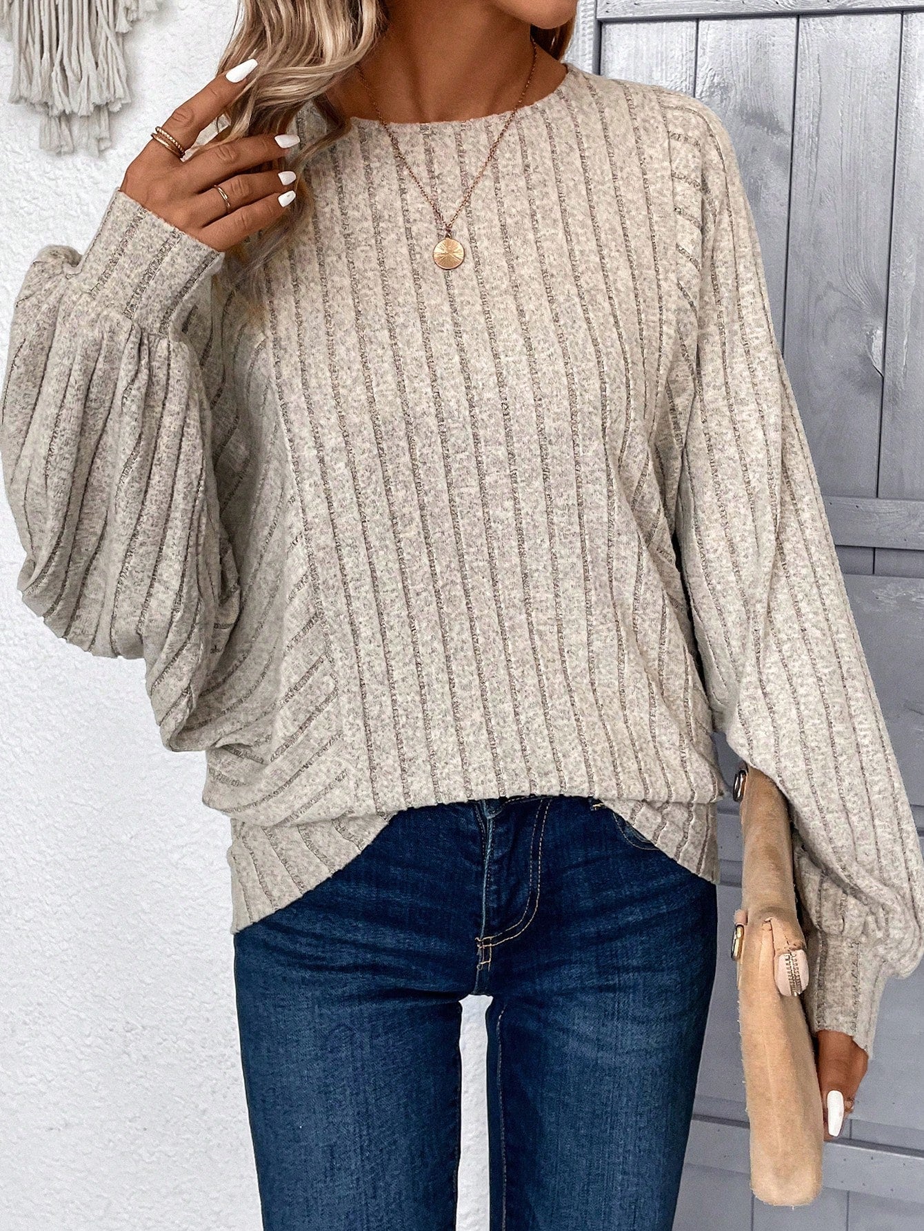 بلوزة نسائية برقبة مضلعة من القطيفة باللون المشمشي، بأكمام طويلة