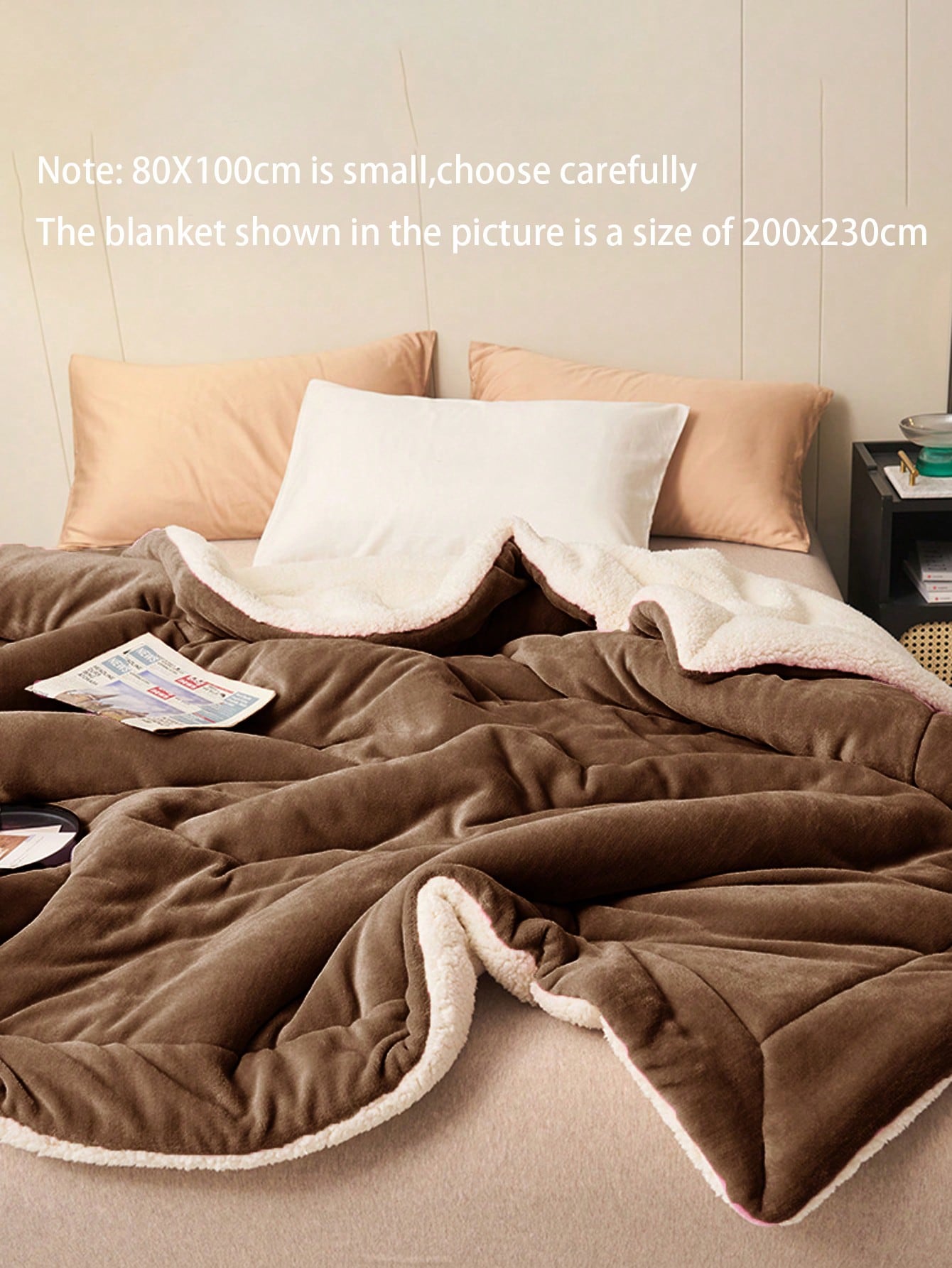 بطانية ناعمة وسميكة من الفليس بلون قهوة داكن ومحلب