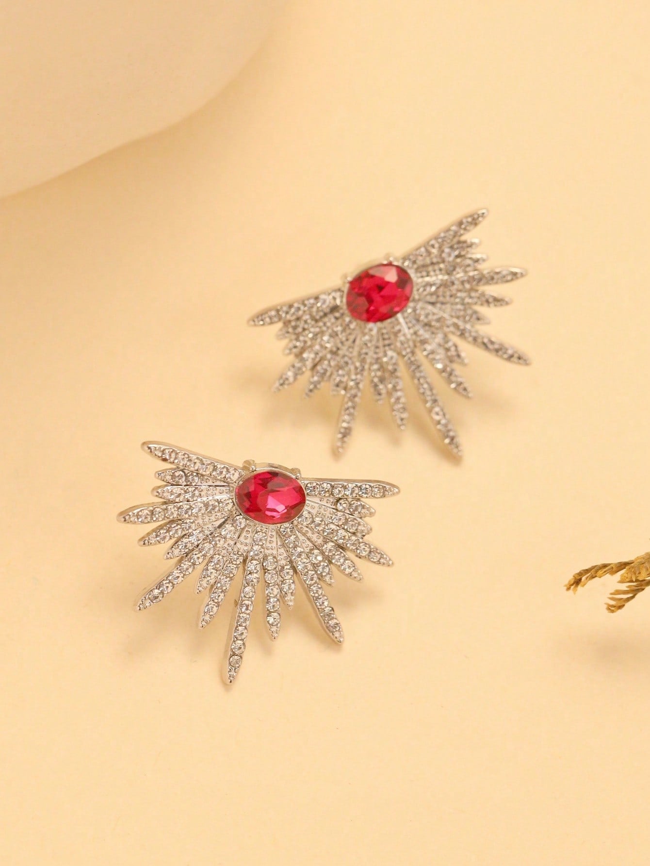 زوج أقراط مرصعة بالراين على شكل أجنحة لامعة للنساء