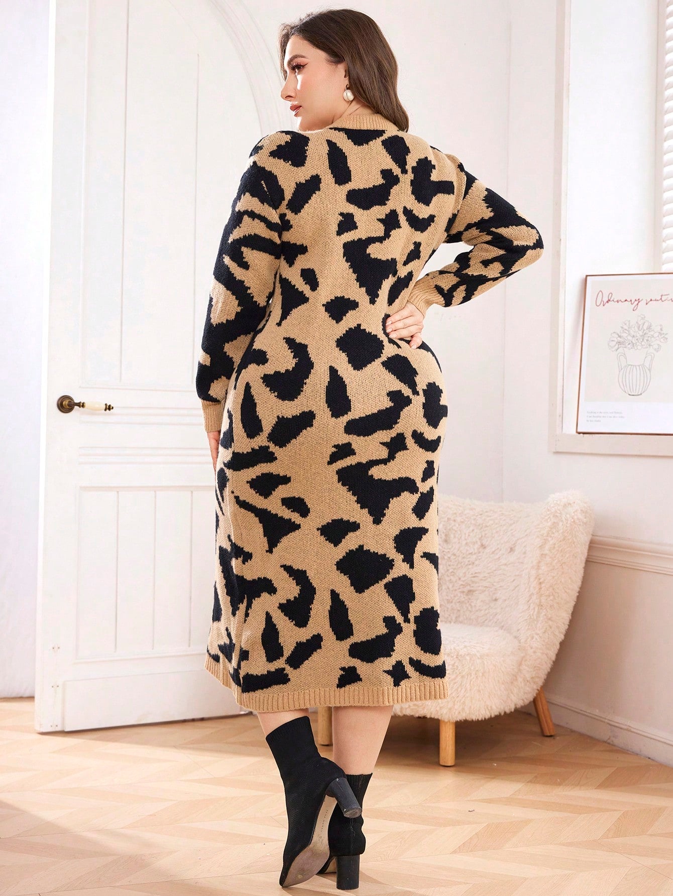 فستان كنزة بتصميم جلد نمر بياقة طاقم وأكمام طويلة