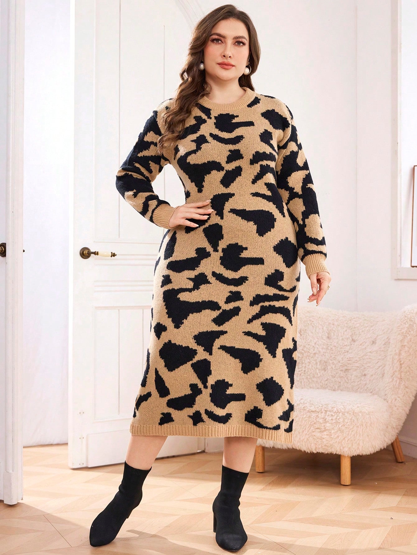 فستان كنزة بتصميم جلد نمر بياقة طاقم وأكمام طويلة