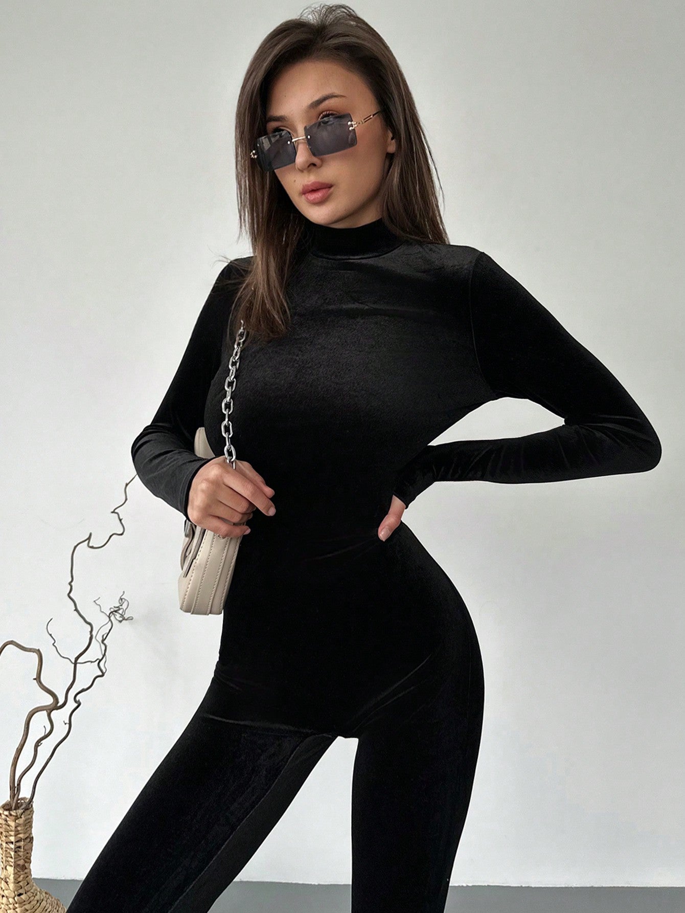 بدلات يونيتارد نسائية